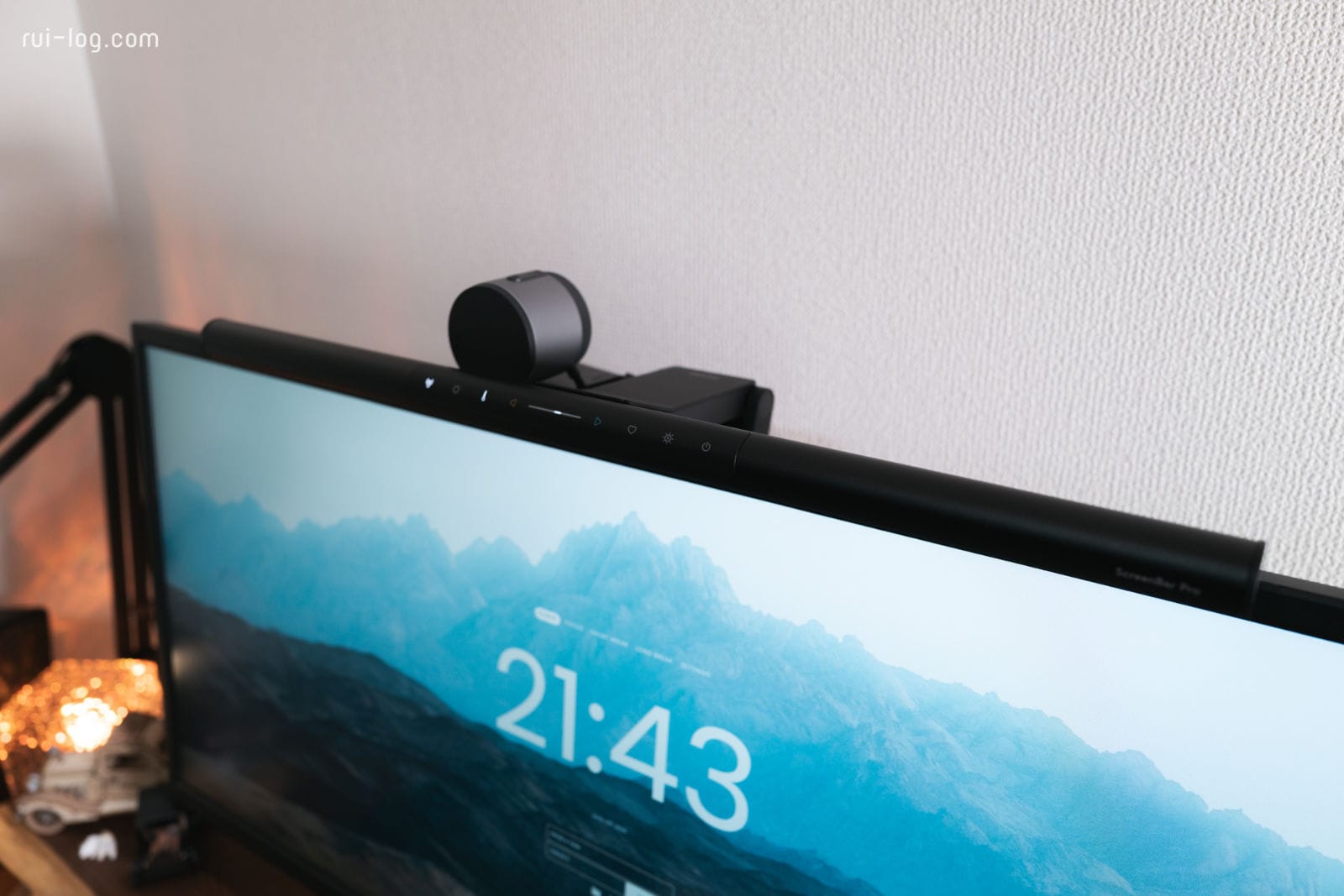 BenQ ScreenBar Pro モニターライトをレビュー。自動点灯・消灯が楽