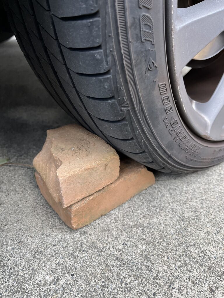 アバルト595ベースグレードを低ダストのブレーキパッドに交換する