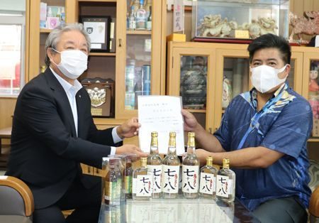 78度泡盛「鬼ごろし」でウイルスも…崎元酒造所、与那国町に590本寄贈