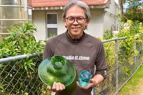 沖縄市の工芸士・屋我さん 琉球ガラスに新風 独自技法とカラー人気