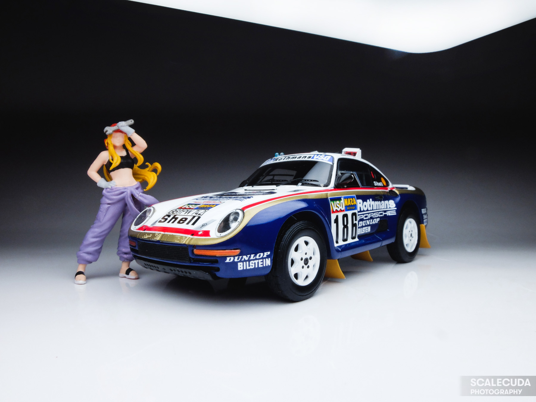 Porsche 959 1986 Dakar Winner (1/43 Spark) in studio - Scale car