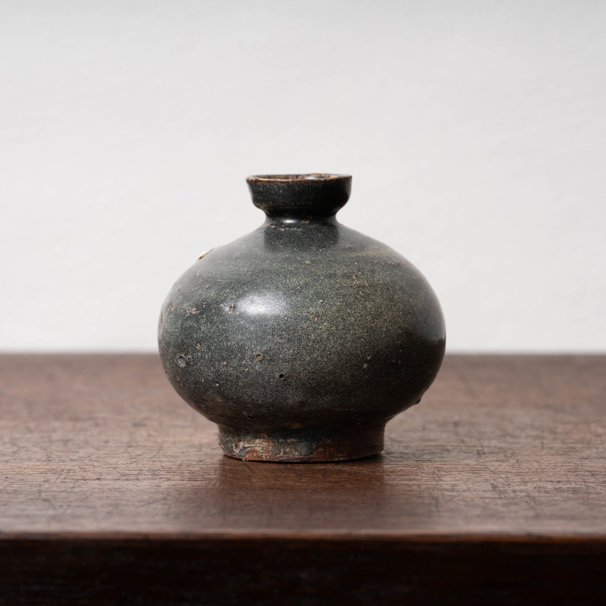 高麗 黒高麗白堆草花文小壺 – 燦禾 SANKA