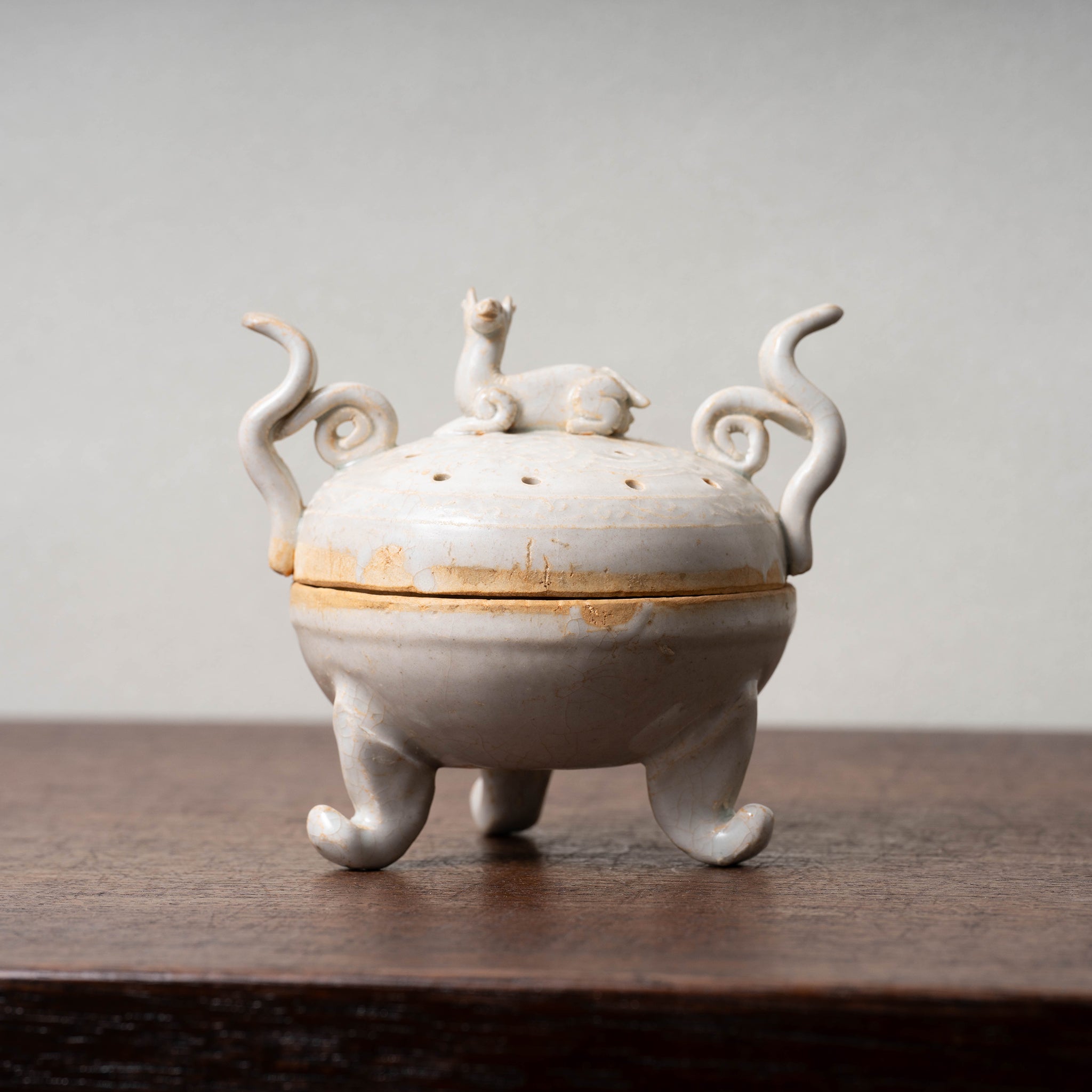 唐代 景徳鎮 白磁馬蓋付三足香炉 – 燦禾 SANKA