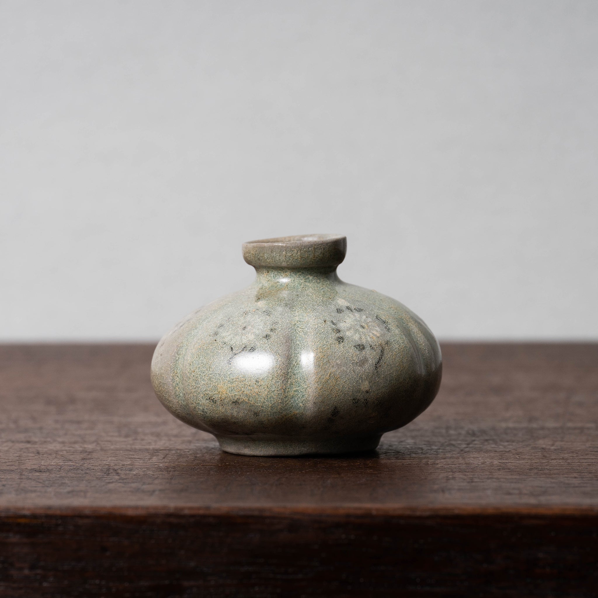 高麗 青磁象嵌菊花文油壺 – 燦禾 SANKA