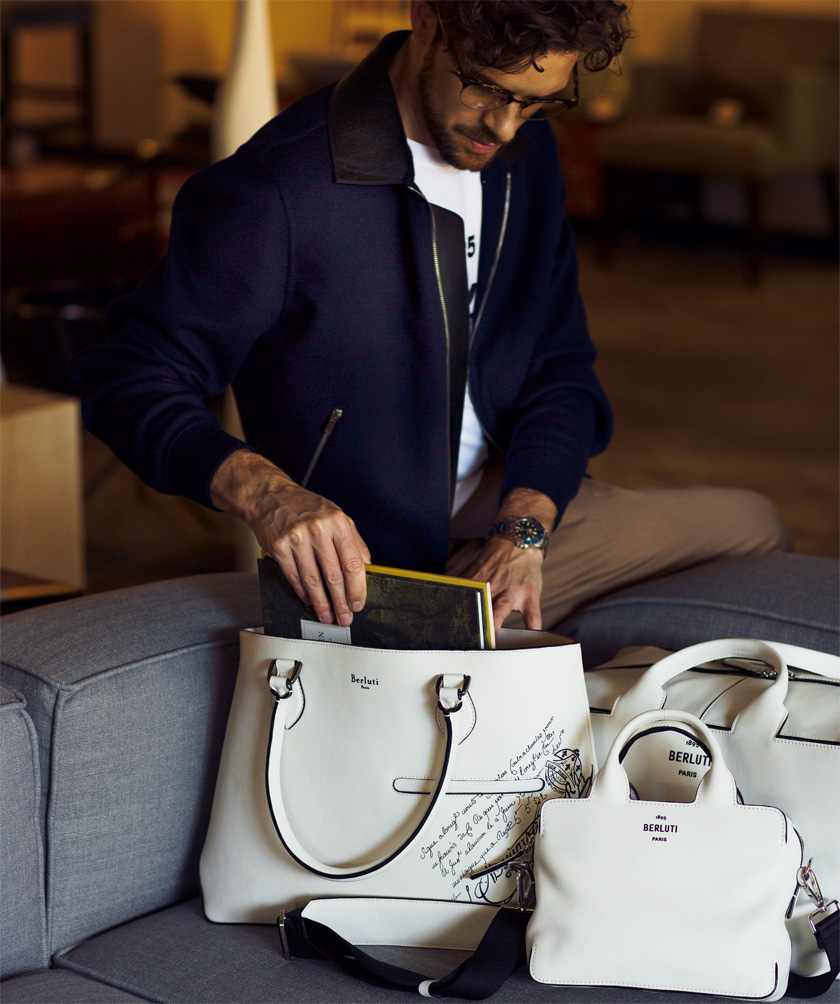 気分までも軽やかになるホワイトバッグ。| Urban Safari［アーバン