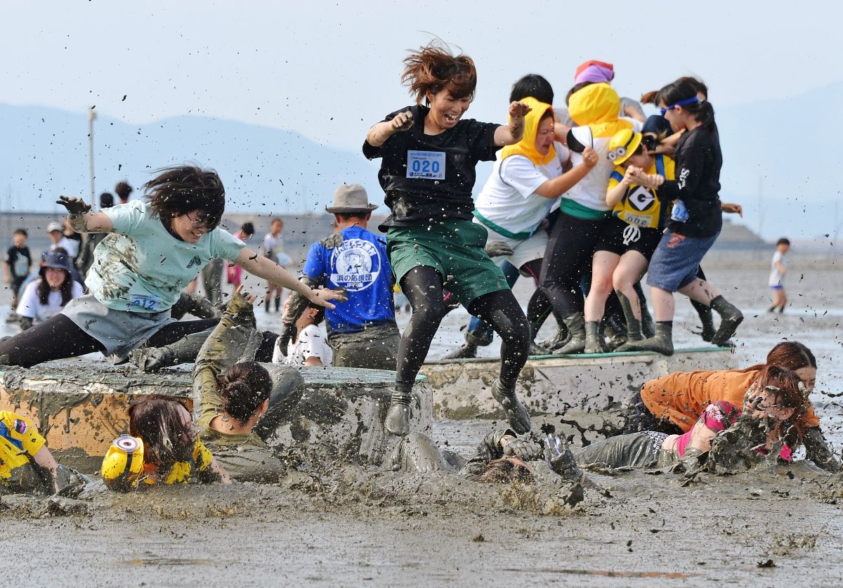 鹿島ガタリンピック・写真グラフ 4年ぶり干潟の祭典 1400人、潟まみれ