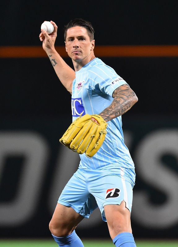 写真・画像】＜動画＞サガン鳥栖 F・トーレスがホークス戦で始球式