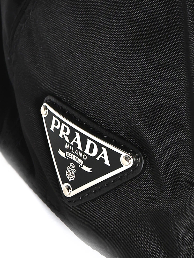 PRADA (プラダ) Re-Nylon エナメルメタルロゴ ベースボールキャップ