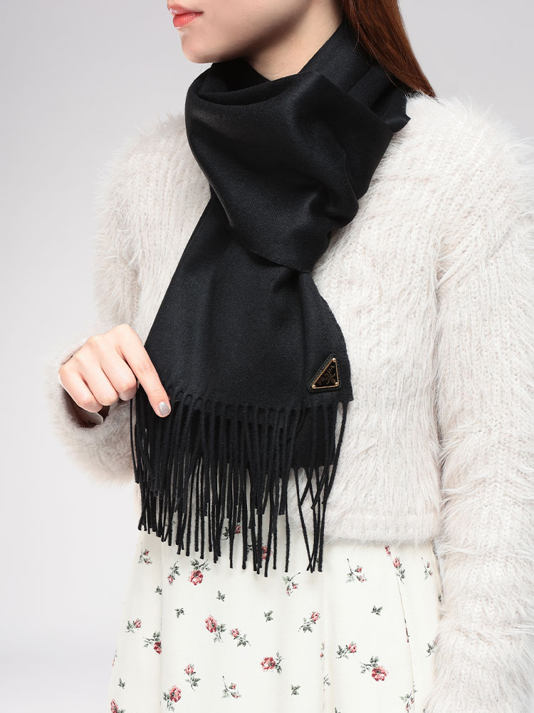 PRADA (プラダ) トライアングルロゴ カシミヤ混 ワンポイント ロゴ