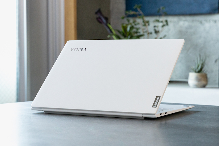 白いカーボンが美しい。スタイリッシュな外観とハイスペックを両立した