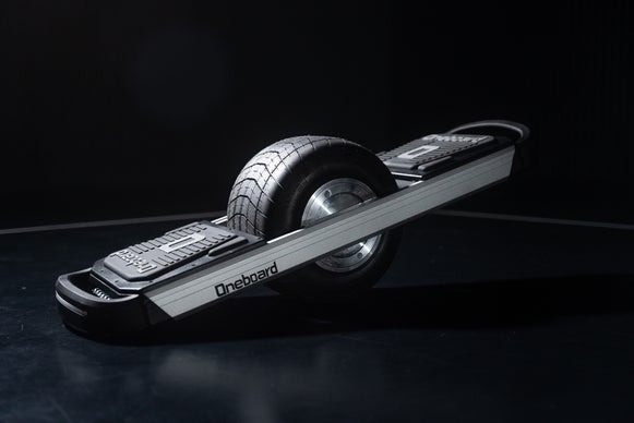 クールで最先端！近未来型デザインの一輪電動スケートボード「Oneboard」