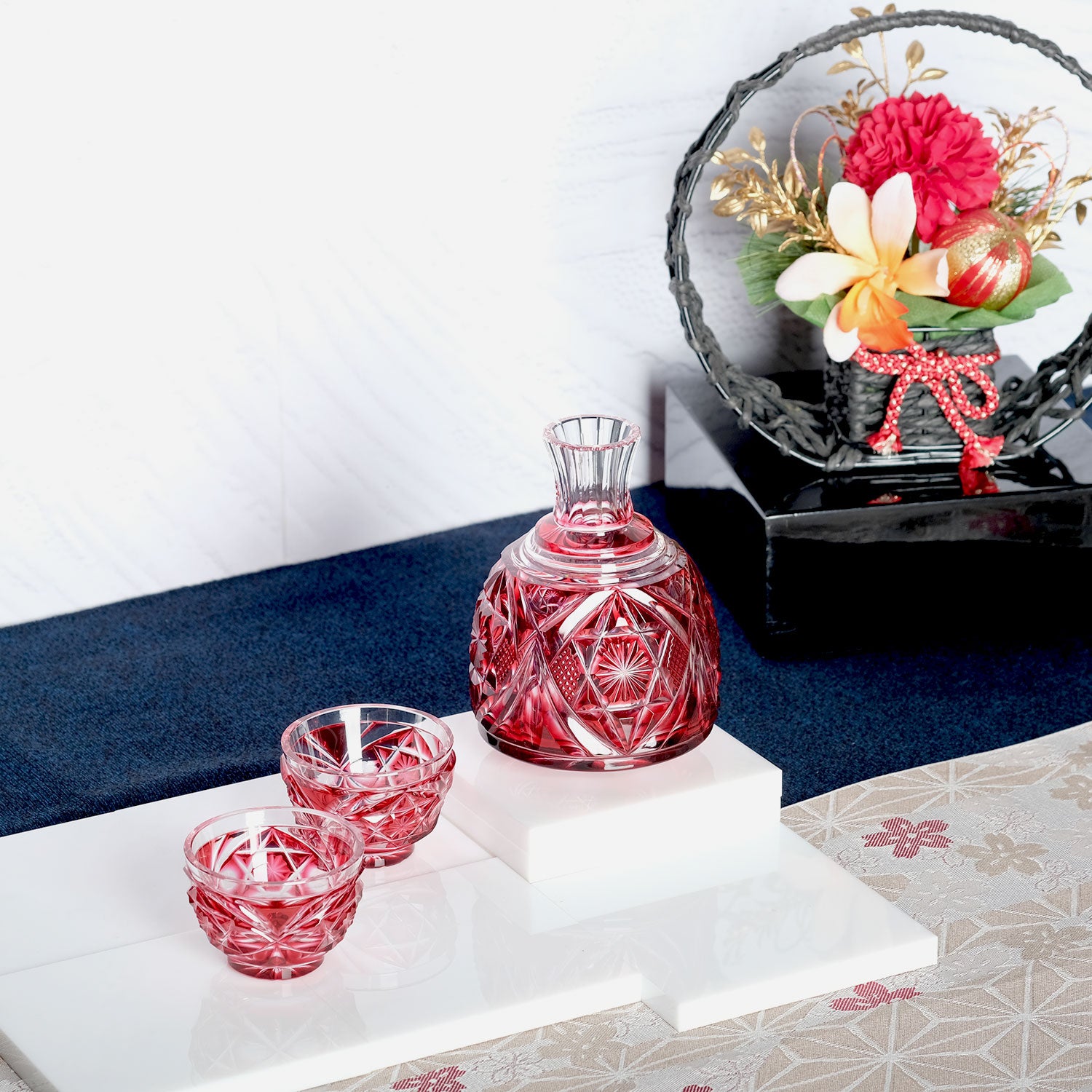 島津薩摩切子】 酒器揃 華衣(はなごろも) cut022 金赤 – ㈱島津興業