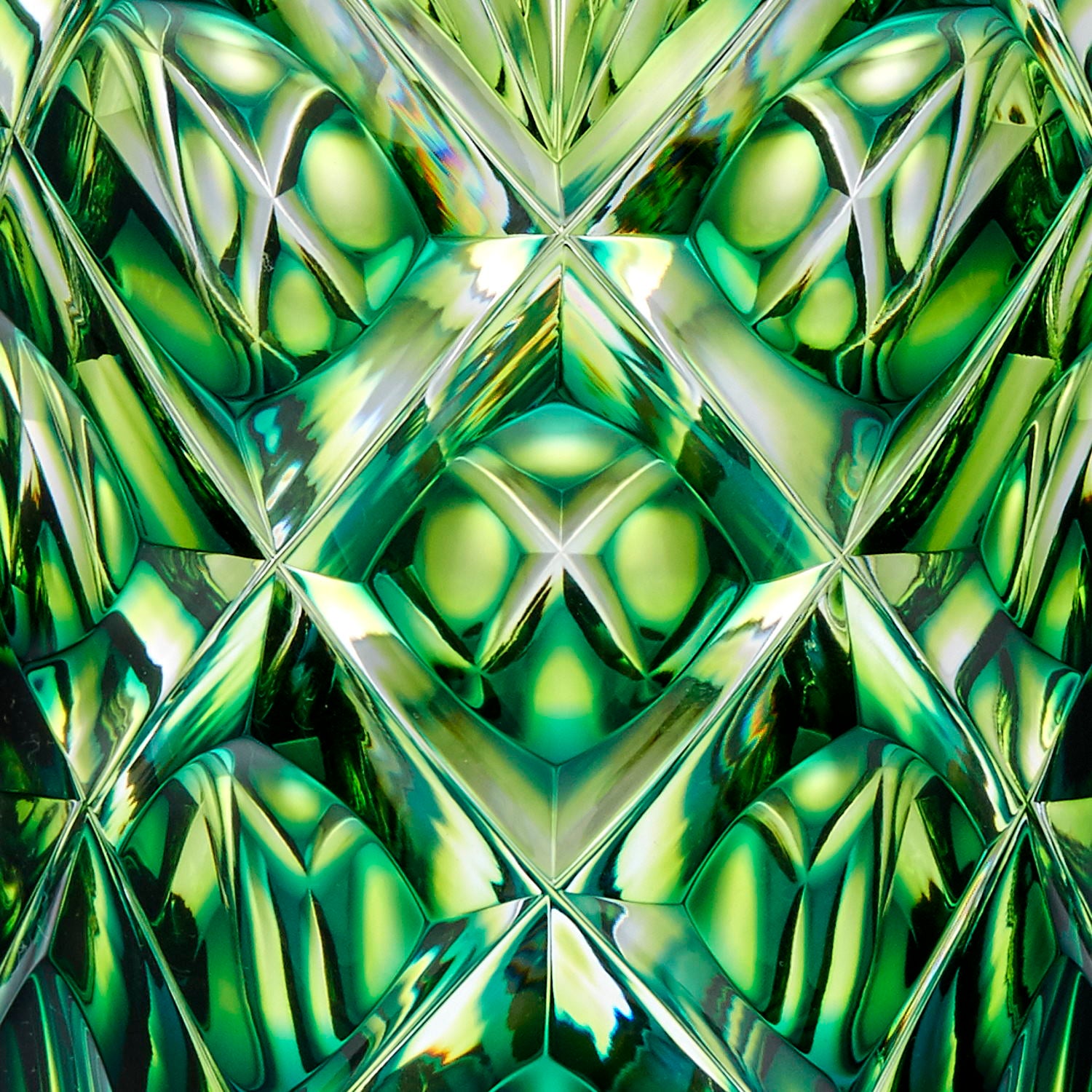 島津薩摩切子】 二色衣 天開花瓶 – ㈱島津興業 島津薩摩切子