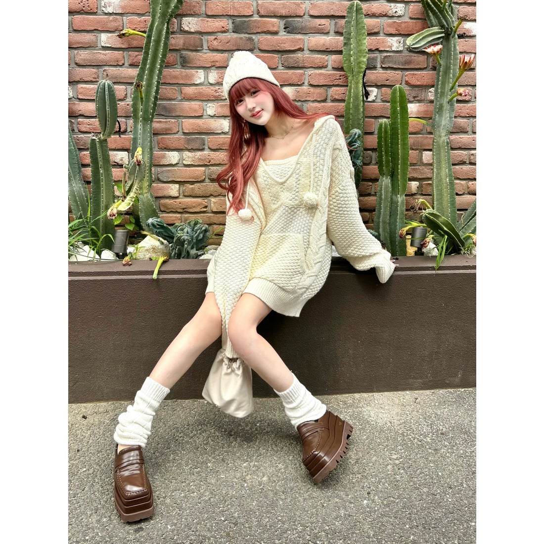 ダーリッチ Darich ケーブルDDロゴVネックニットフーディ （ベージュ