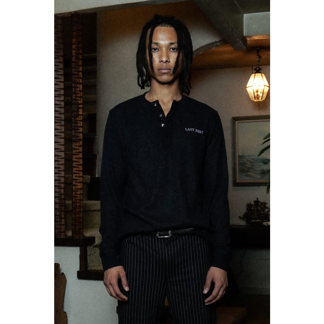 ラストネスト LAST NEST Logo Emb Henry Neck （Black） -FASCINATE
