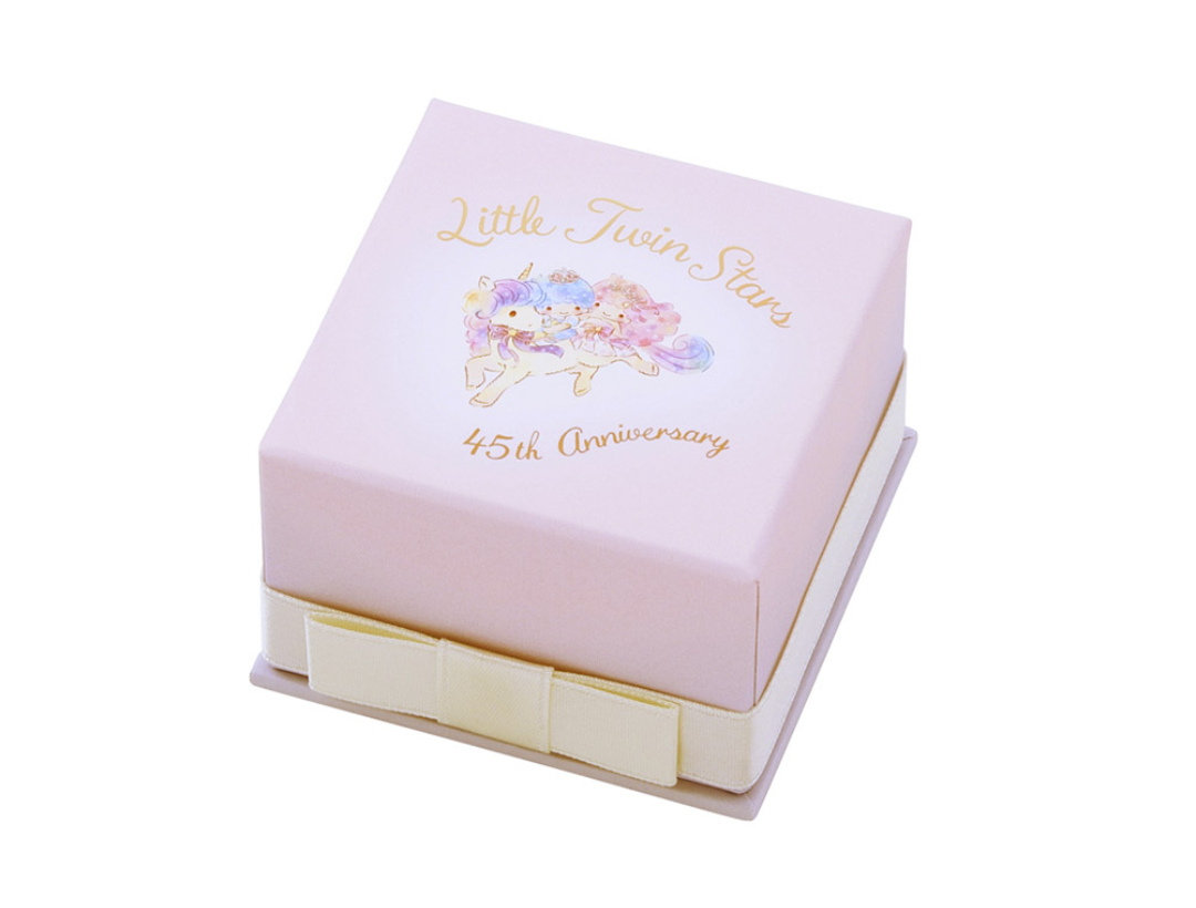 ティアラを着けたキキ＆ララが、お月さまの上で寄り添う♡『リトル