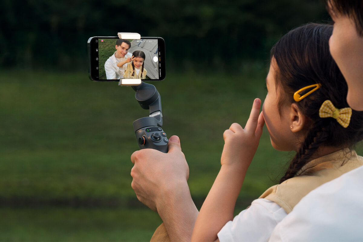 Buy DJI OM Fill Light Phone Clamp - DJI Store