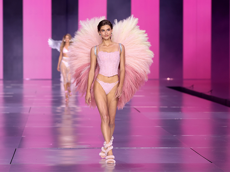 ヴィクトリアズシークレット 6年ぶりにファッションショーを開催
