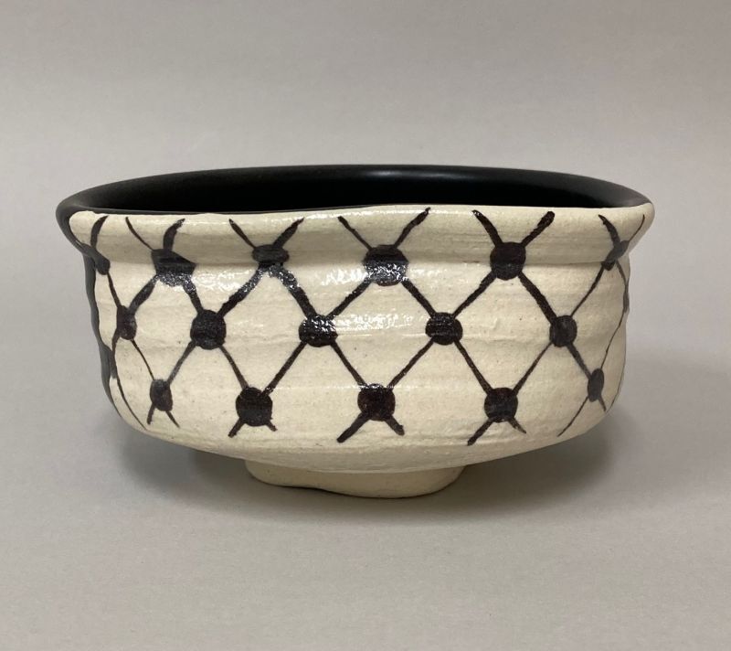 茶道具】 【茶道具】 黒織部 網文 沓形 茶碗 古田織部好文様 *宮地成和*