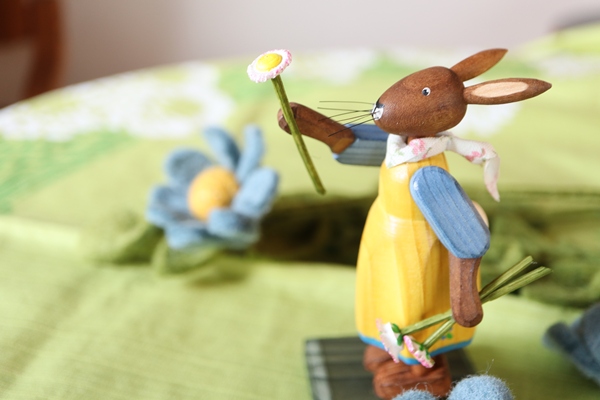 うさぎ少女とお花 黄 – ドイツ・ザイフェンの木のおもちゃ seiffen