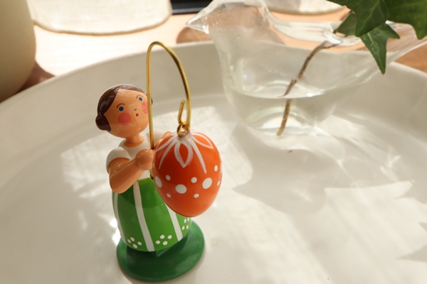 花を持つ少女エキナセア – ドイツ・ザイフェンの木のおもちゃ seiffen