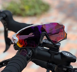 オークリーのサイクリング用サングラスをお求めなら、メガネの正視堂へ