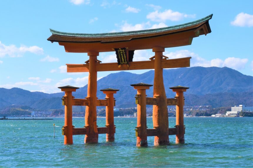 厳島神社】海に浮く朱色の大鳥居が象徴的な厳島神社 - 世界遺産トラベル