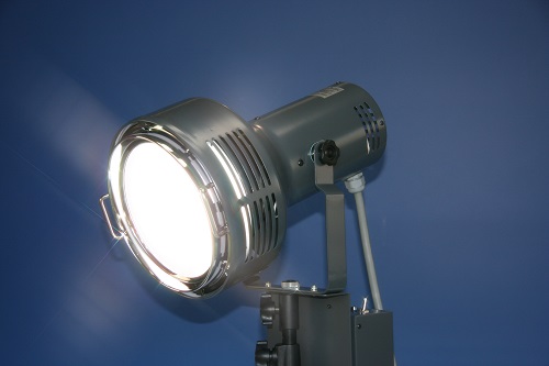 人工太陽照明灯SOLAXが遮熱性塗料の性能評価に採用される理由