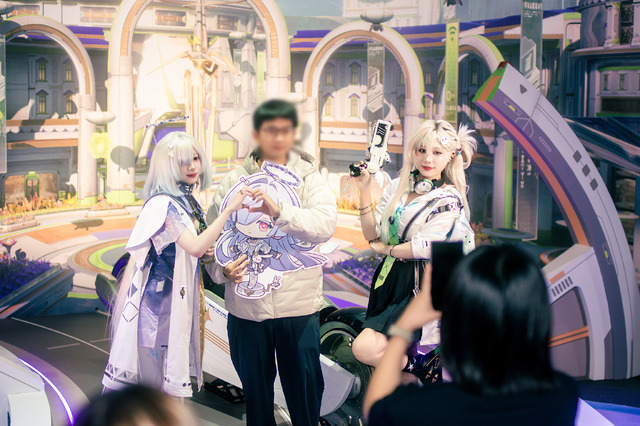 コスプレ】2ショット撮影ができた『鳴潮』ブース！スレンダーな美脚が