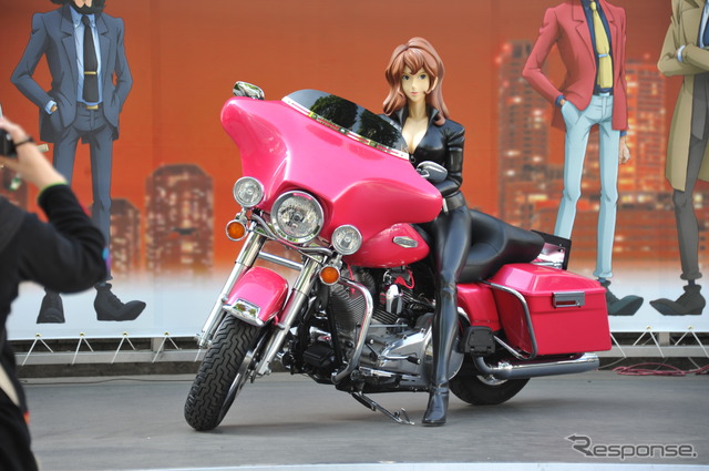 等身大「峰不二子」フィギュア、こだわりは胸元に…バイク王 3枚目の