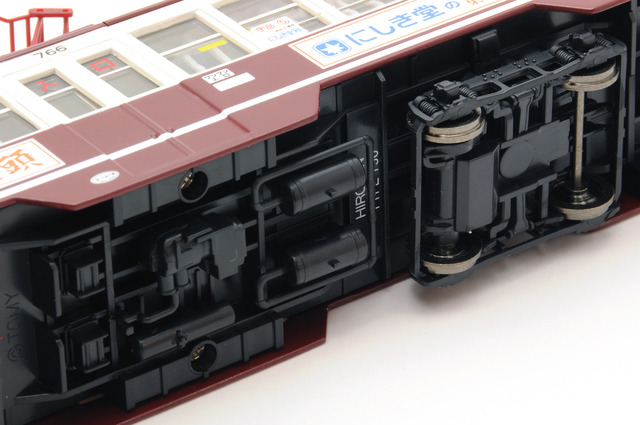 西部警察」で爆破された広電750形、トミカで再現 2枚目の写真・画像