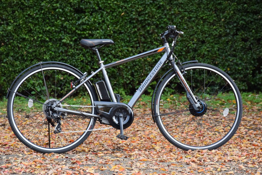 ブリヂストンサイクル、回生充電機能を搭載した電動クロスバイク「TB1e