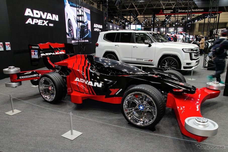 赤と黒に彩られた限定「ADVAN」カラーの実物大ミニ四駆…東京オート