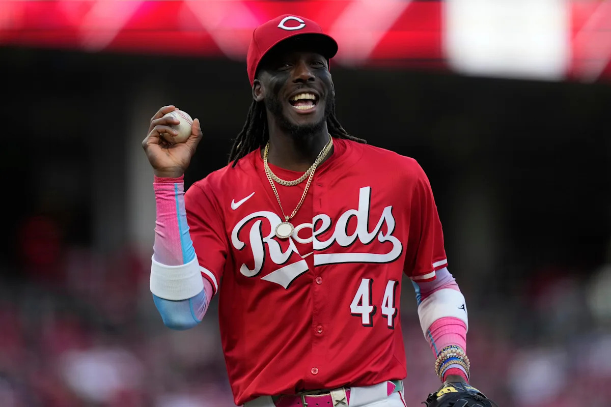 Elly De La Cruz breaks out of slump with slam on bobblehead night