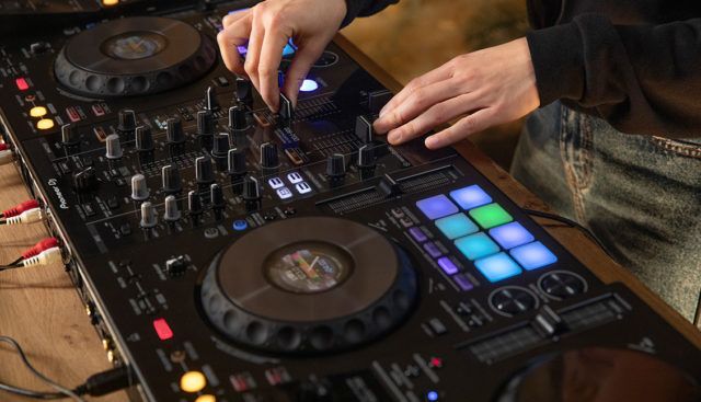 DDJ-800: Pioneer DJ Just Announced A New Rekordbox DJ Controller