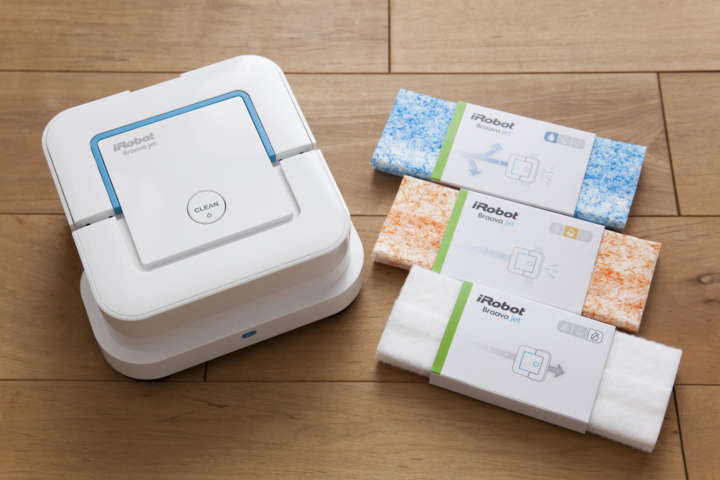 裸足が気持ちいい！」と話題の床拭きロボット掃除機「ブラーバ