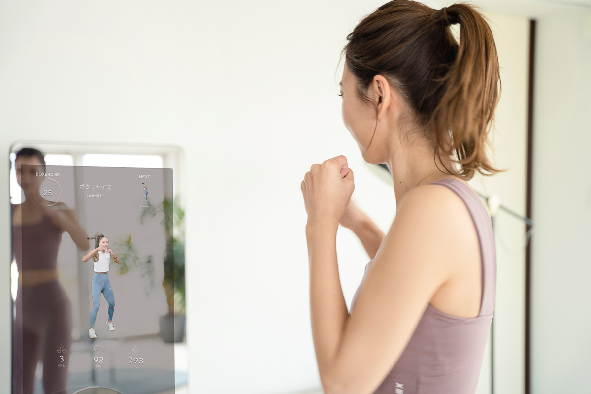 鏡の中にトレーナーが!? ヨガもダンスも筋トレも自宅で手軽にできます