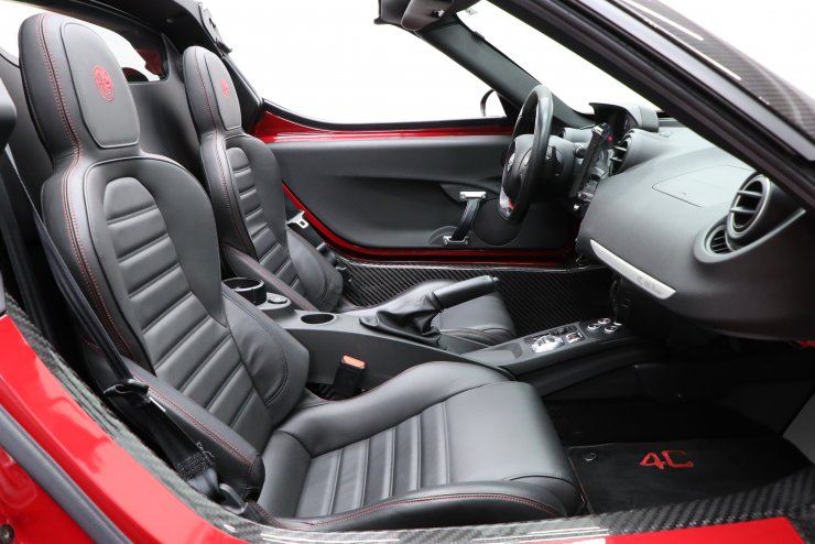 アルファロメオ 4C スパイダー 黒革 18/19インチアルミ スポーツPKG