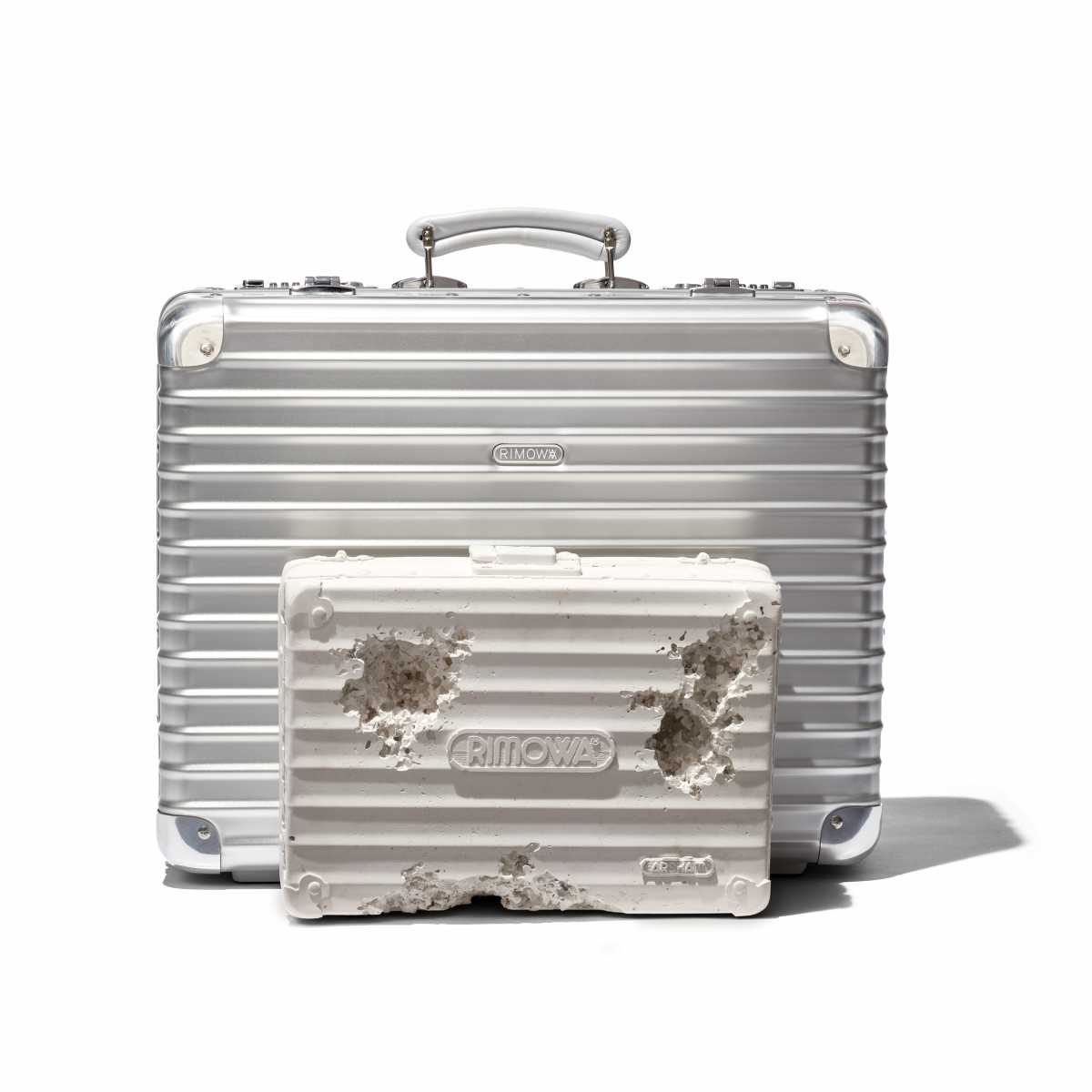 ダニエル・アーシャムの彫刻と「リモワ」のケースがセットで23万9,760