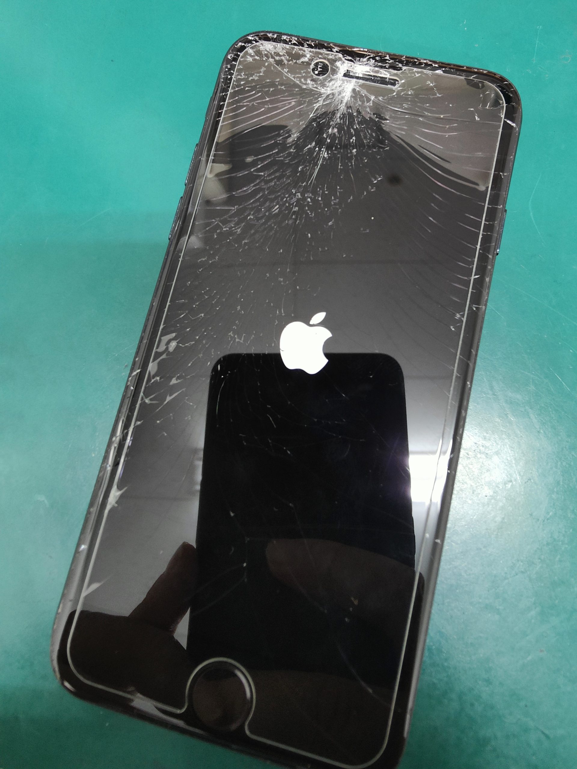 最新機種 iPhone SE(第3世代)の画面修理を行いました！ | スマホ修理の