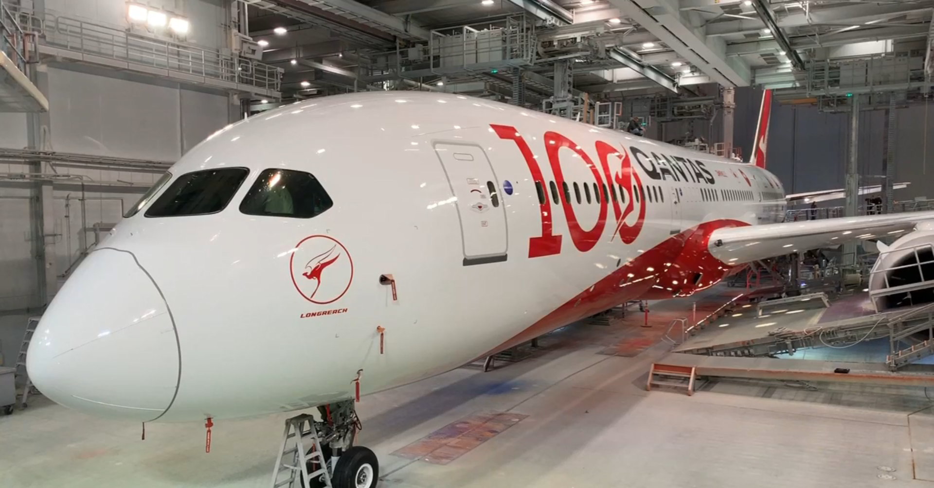 カンタス航空、創立100周年を記念した特別塗装機を公開 サンライズ