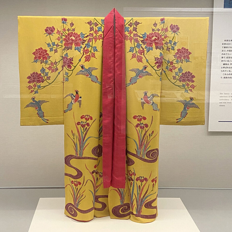 鳥が描かれた衣装 — 【公式】金城昌太郎びんがた工房｜沖縄の紅型びん