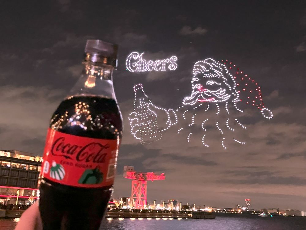 コカ・コーラ」好調 勢い加速へサンタと乾杯できるドローンショーを