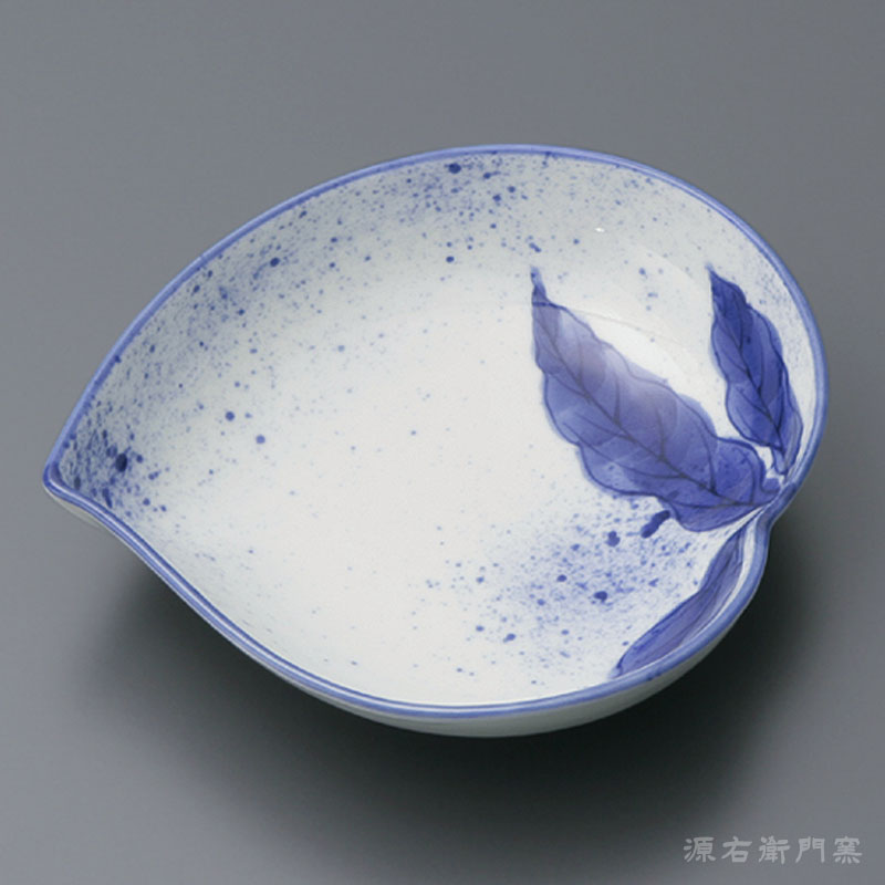 染付吹墨桃形 小鉢 ｜ 有田焼の源右衛門窯公式オンラインショップ