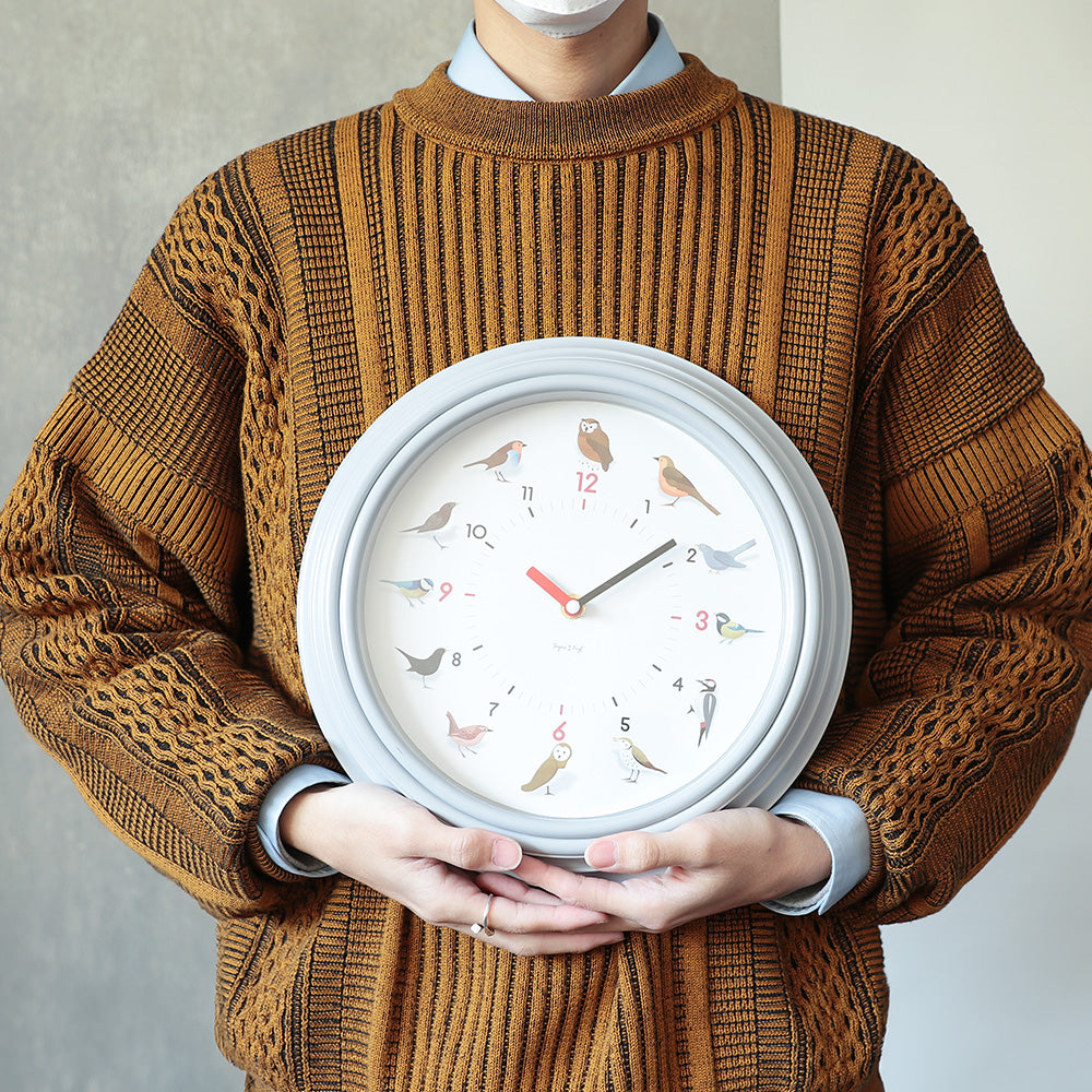 様々な動物たちの可愛らしい鳴き声が響き渡るユニークな掛け時計 TICKY