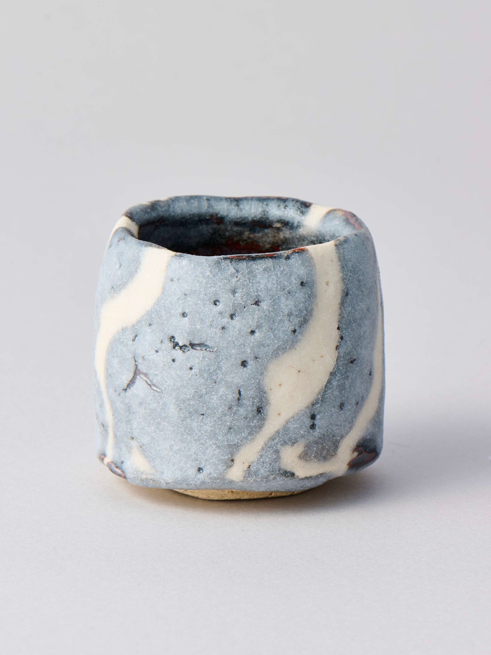 林友加 志野ぐい呑み a（白/グレー 縦縞）箱付き – Numero CLOSET