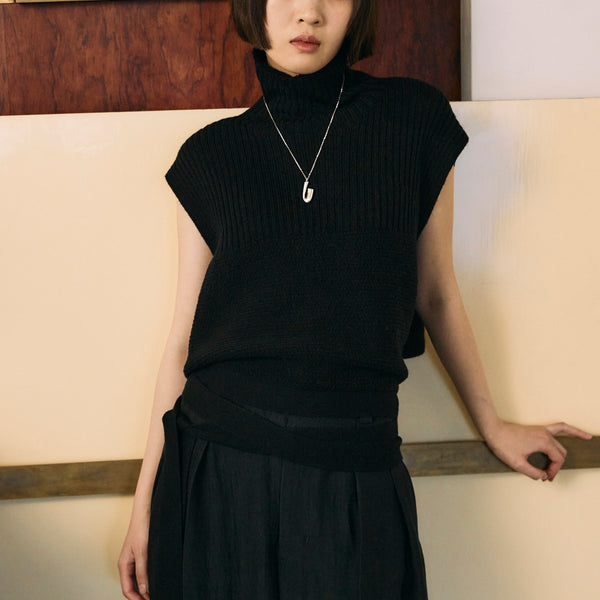 JUUKIFF（ジューキフ）BONDAGE HIGH-NECK VEST IN WOOL ボンデージ