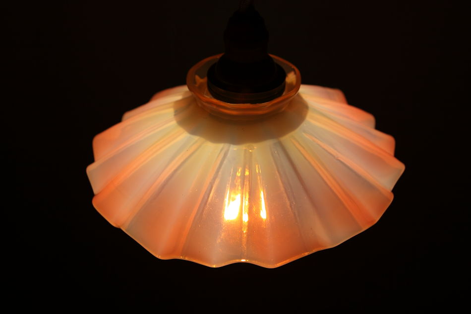 W. A. S. Benson ピンクオパールセントガラス ウェービングエッジ