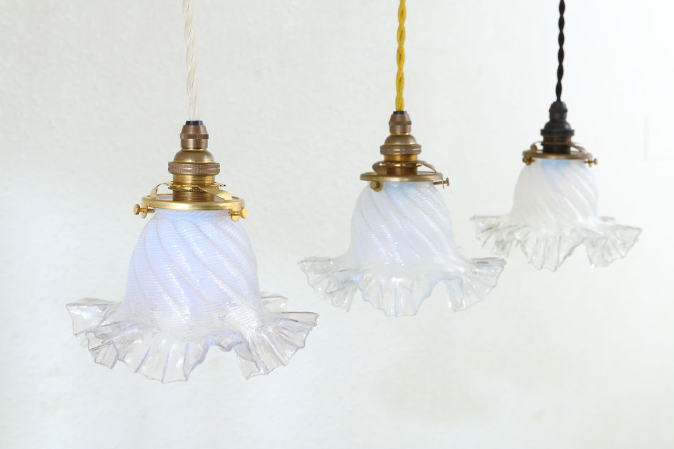 オパールセントフリルランプシェード｜アンティーク家具・照明の専門店