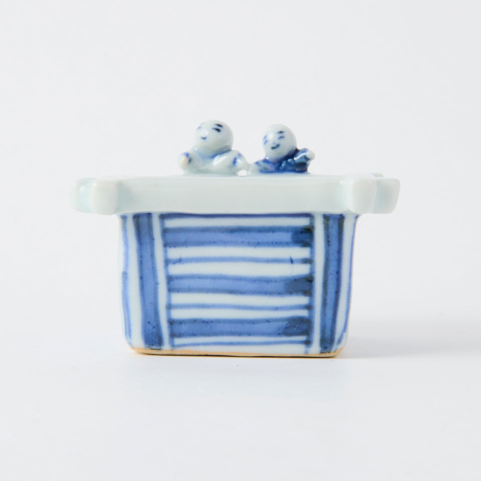 新道工房 染付 唐子井戸覗き猪口 [16]｜Discover Japan 公式オンライン